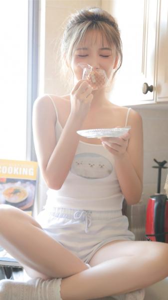 19岁女孩叉开腿后肛门微开正常吗