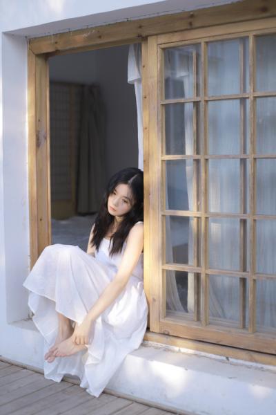 男女朋友吃饭时也要连在一起 感觉真的很甜蜜