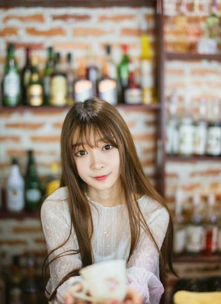 女人把手放在露腿中间怎样写合适 女人把手放在露腿中间怎样写合适