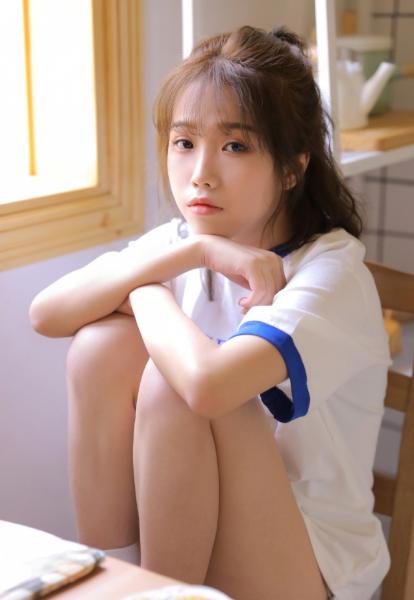 学渣每错一题学霸就在下面放一支笔